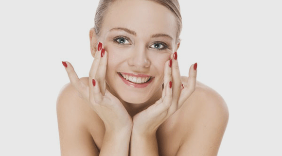 Massage, um das Auftreten von Falten um die Augen zu verhindern
