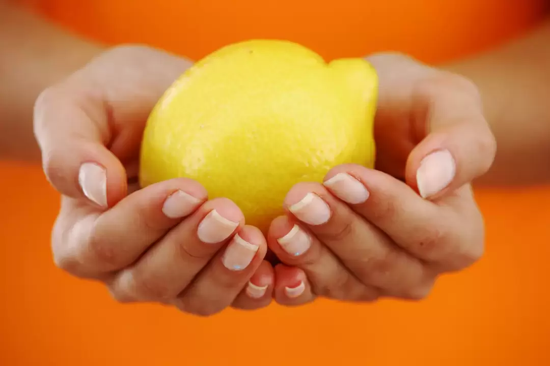 Zitrone, um die Haut zu verjüngen